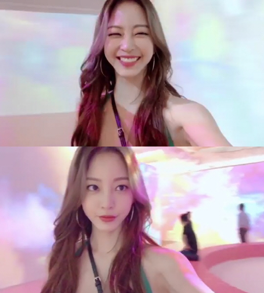 Han Ye-seul posted several photos taken on an Exhibition on Monday.Han Ye-seul in the public photo is taking various poses in front of the works.Dressed in a refreshing green One Piece, Han Ye-seul has emanated a sexy yet innocent pale-colored charm - especially a lovely eye-catching.Meanwhile, Han Ye-seul recently signed an Exclusive contract after discussions with Partners Park.
