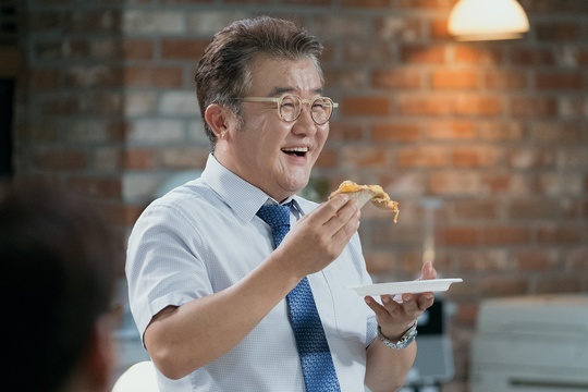 The knowing wife opens the second act with unpredictable development in a rapidly changing relationship.The TVN drama Knowing Wife (director Lee Sang-yeop, playwright Yang Hee-seung, production studio dragon, and green snake media) which has the turnaround point will open the second act starting from the 9th episode, which will be broadcast on August 29th.In the changed present brought by Choices of the past, Ju-hyuk (Ji Sung) and Woojin (Han Ji-min) faced the fate that they could not break, and the confusion of emotions deepened.Ji Sung and Han Ji-min, who have pointed out this complex and subtle emotional change as delicate acting, are leading the favorable opinion by expanding consensus.Ju-hyeoks painful tears, which awakened that he lost his most precious moments and time with his Choices, further amplifies his curiosity about the second act.The delicate emotions and intertwined relationships that have been built up on the light begin to change rapidly in the second act.The production team directly unveiled the point of watching Knowing Wife, which is equipped with more chewy tension and honey jam and opens the second act.#Ji Sung X Han Ji-min, misguided fate is not going to fall?! Will the road to the past be reopened?Joo Hyuk met again the precious time that he had forgotten in the changed present and the real face of Woojin.The memories of Joo Hyuk and Woojin, which were fresh and sad, were vividly revived, and Joo Hyuk reflected on his self-reflection that he had changed his wife.However, even in his desperate heart, Joo Hyuk could not find the tollgate to the past, and decided to pray for the happiness of Woojin who lives a lively life.Now it is the time that I can not meet and the time that I have said sorry and goodbye to Woojin of the past, but the fate did not flow according to his will.Woojin also felt confused by repeated dreams and somewhat familiar and warm Joo Hyuk.The present, which has become an untouchable relationship because it knows the past of Joo Hyuk and Woojin, is adding to the sadness.Will the opportunity of fate revival come to Joo Hyuk, who has reset his life, which is tired of reality.Or, as the Subway Questionnaire says, Fate is the wrong fate, it raises the question of whether to live the present.# The current cracks that come to the west, the unpredictable development in the rapidly changing relationship changeThe entangled relationship between Ju-hyeok and Woojin began to crack.The Danger of Hye-won (Gang Han-na), who sensed the change of Ju-hyeok, will act as a major variable of the change of relationship. The relationship between Woojin and Jong-hu (Jang Seung-jo) is also at stake.The relationship between Woojins mother (Lee Jung-eun), who remembers the Cha Seo-bang, common sense (Oh Ui-sik), and Joo-eun (Park Hee-bong) proved that the past of the two people continues to the reality.In the 9th broadcast this week, Joo Hyuk parents and Woojin mothers are expected to meet family reunions, further amplifying their curiosity.One Choices changed the current relationship chart, like the butterfly effect.Unpredictable developments raise expectations of what current cracks that have already begun will explode and how they will shake their relationship.# Cha Seobang Lee Jung Eun VS Is the Identity of the Subway Questions Is a Crazy Wonder!The mother of Woojin, an Alzheimers patient, was remembering exactly the cha western.Subway Question Identity, which seems to know all the secrets to the past, also stimulates curiosity.While viewers have been full-operating their reasoning around Woojins mothers mystery and questionable identity, the curiosity about the two people finally comes to an end in the second act.Woojin mother and Subway questioner, who seem to be the decisive key to solving the tangled relationship between Joo Hyuk and Woojin, maximize the tension and fun of the second act.# Banking in the air DDanger! Still, a pleasant sympathy sniper office comedy is ingOffice comedy, which is presented by character-only characters who are likely to be everywhere, is loved by viewers, responsible for pleasant laughter and empathy in Knowing Wife.A big DDanger that I did not think about at the point where the incident such as the fact-finding customer response and the arrest of the voice phishing criminal was not over.The banks DDanger situation, which is blowing in the cracks of the relationship, raises tension by driving Joo Hyuk and Woojin into a more confusing situation.kim myeong-mi