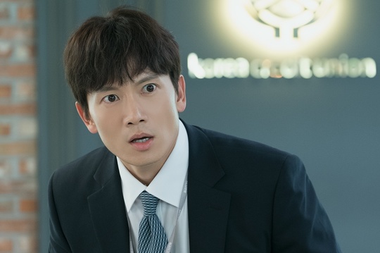 The knowing wife opens the second act with unpredictable development in a rapidly changing relationship.The TVN drama Knowing Wife (director Lee Sang-yeop, playwright Yang Hee-seung, production studio dragon, and green snake media) which has the turnaround point will open the second act starting from the 9th episode, which will be broadcast on August 29th.In the changed present brought by Choices of the past, Ju-hyuk (Ji Sung) and Woojin (Han Ji-min) faced the fate that they could not break, and the confusion of emotions deepened.Ji Sung and Han Ji-min, who have pointed out this complex and subtle emotional change as delicate acting, are leading the favorable opinion by expanding consensus.Ju-hyeoks painful tears, which awakened that he lost his most precious moments and time with his Choices, further amplifies his curiosity about the second act.The delicate emotions and intertwined relationships that have been built up on the light begin to change rapidly in the second act.The production team directly unveiled the point of watching Knowing Wife, which is equipped with more chewy tension and honey jam and opens the second act.#Ji Sung X Han Ji-min, misguided fate is not going to fall?! Will the road to the past be reopened?Joo Hyuk met again the precious time that he had forgotten in the changed present and the real face of Woojin.The memories of Joo Hyuk and Woojin, which were fresh and sad, were vividly revived, and Joo Hyuk reflected on his self-reflection that he had changed his wife.However, even in his desperate heart, Joo Hyuk could not find the tollgate to the past, and decided to pray for the happiness of Woojin who lives a lively life.Now it is the time that I can not meet and the time that I have said sorry and goodbye to Woojin of the past, but the fate did not flow according to his will.Woojin also felt confused by repeated dreams and somewhat familiar and warm Joo Hyuk.The present, which has become an untouchable relationship because it knows the past of Joo Hyuk and Woojin, is adding to the sadness.Will the opportunity of fate revival come to Joo Hyuk, who has reset his life, which is tired of reality.Or, as the Subway Questionnaire says, Fate is the wrong fate, it raises the question of whether to live the present.# The current cracks that come to the west, the unpredictable development in the rapidly changing relationship changeThe entangled relationship between Ju-hyeok and Woojin began to crack.The Danger of Hye-won (Gang Han-na), who sensed the change of Ju-hyeok, will act as a major variable of the change of relationship. The relationship between Woojin and Jong-hu (Jang Seung-jo) is also at stake.The relationship between Woojins mother (Lee Jung-eun), who remembers the Cha Seo-bang, common sense (Oh Ui-sik), and Joo-eun (Park Hee-bong) proved that the past of the two people continues to the reality.In the 9th broadcast this week, Joo Hyuk parents and Woojin mothers are expected to meet family reunions, further amplifying their curiosity.One Choices changed the current relationship chart, like the butterfly effect.Unpredictable developments raise expectations of what current cracks that have already begun will explode and how they will shake their relationship.# Cha Seobang Lee Jung Eun VS Is the Identity of the Subway Questions Is a Crazy Wonder!The mother of Woojin, an Alzheimers patient, was remembering exactly the cha western.Subway Question Identity, which seems to know all the secrets to the past, also stimulates curiosity.While viewers have been full-operating their reasoning around Woojins mothers mystery and questionable identity, the curiosity about the two people finally comes to an end in the second act.Woojin mother and Subway questioner, who seem to be the decisive key to solving the tangled relationship between Joo Hyuk and Woojin, maximize the tension and fun of the second act.# Banking in the air DDanger! Still, a pleasant sympathy sniper office comedy is ingOffice comedy, which is presented by character-only characters who are likely to be everywhere, is loved by viewers, responsible for pleasant laughter and empathy in Knowing Wife.A big DDanger that I did not think about at the point where the incident such as the fact-finding customer response and the arrest of the voice phishing criminal was not over.The banks DDanger situation, which is blowing in the cracks of the relationship, raises tension by driving Joo Hyuk and Woojin into a more confusing situation.kim myeong-mi