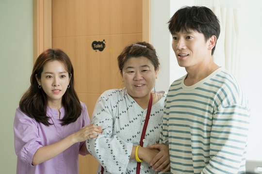 The knowing wife opens the second act with unpredictable development in a rapidly changing relationship.The TVN drama Knowing Wife (director Lee Sang-yeop, playwright Yang Hee-seung, production studio dragon, and green snake media) which has the turnaround point will open the second act starting from the 9th episode, which will be broadcast on August 29th.In the changed present brought by Choices of the past, Ju-hyuk (Ji Sung) and Woojin (Han Ji-min) faced the fate that they could not break, and the confusion of emotions deepened.Ji Sung and Han Ji-min, who have pointed out this complex and subtle emotional change as delicate acting, are leading the favorable opinion by expanding consensus.Ju-hyeoks painful tears, which awakened that he lost his most precious moments and time with his Choices, further amplifies his curiosity about the second act.The delicate emotions and intertwined relationships that have been built up on the light begin to change rapidly in the second act.The production team directly unveiled the point of watching Knowing Wife, which is equipped with more chewy tension and honey jam and opens the second act.#Ji Sung X Han Ji-min, misguided fate is not going to fall?! Will the road to the past be reopened?Joo Hyuk met again the precious time that he had forgotten in the changed present and the real face of Woojin.The memories of Joo Hyuk and Woojin, which were fresh and sad, were vividly revived, and Joo Hyuk reflected on his self-reflection that he had changed his wife.However, even in his desperate heart, Joo Hyuk could not find the tollgate to the past, and decided to pray for the happiness of Woojin who lives a lively life.Now it is the time that I can not meet and the time that I have said sorry and goodbye to Woojin of the past, but the fate did not flow according to his will.Woojin also felt confused by repeated dreams and somewhat familiar and warm Joo Hyuk.The present, which has become an untouchable relationship because it knows the past of Joo Hyuk and Woojin, is adding to the sadness.Will the opportunity of fate revival come to Joo Hyuk, who has reset his life, which is tired of reality.Or, as the Subway Questionnaire says, Fate is the wrong fate, it raises the question of whether to live the present.# The current cracks that come to the west, the unpredictable development in the rapidly changing relationship changeThe entangled relationship between Ju-hyeok and Woojin began to crack.The Danger of Hye-won (Gang Han-na), who sensed the change of Ju-hyeok, will act as a major variable of the change of relationship. The relationship between Woojin and Jong-hu (Jang Seung-jo) is also at stake.The relationship between Woojins mother (Lee Jung-eun), who remembers the Cha Seo-bang, common sense (Oh Ui-sik), and Joo-eun (Park Hee-bong) proved that the past of the two people continues to the reality.In the 9th broadcast this week, Joo Hyuk parents and Woojin mothers are expected to meet family reunions, further amplifying their curiosity.One Choices changed the current relationship chart, like the butterfly effect.Unpredictable developments raise expectations of what current cracks that have already begun will explode and how they will shake their relationship.# Cha Seobang Lee Jung Eun VS Is the Identity of the Subway Questions Is a Crazy Wonder!The mother of Woojin, an Alzheimers patient, was remembering exactly the cha western.Subway Question Identity, which seems to know all the secrets to the past, also stimulates curiosity.While viewers have been full-operating their reasoning around Woojins mothers mystery and questionable identity, the curiosity about the two people finally comes to an end in the second act.Woojin mother and Subway questioner, who seem to be the decisive key to solving the tangled relationship between Joo Hyuk and Woojin, maximize the tension and fun of the second act.# Banking in the air DDanger! Still, a pleasant sympathy sniper office comedy is ingOffice comedy, which is presented by character-only characters who are likely to be everywhere, is loved by viewers, responsible for pleasant laughter and empathy in Knowing Wife.A big DDanger that I did not think about at the point where the incident such as the fact-finding customer response and the arrest of the voice phishing criminal was not over.The banks DDanger situation, which is blowing in the cracks of the relationship, raises tension by driving Joo Hyuk and Woojin into a more confusing situation.kim myeong-mi