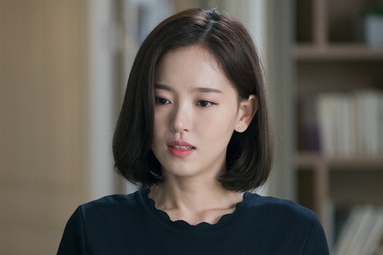 The knowing wife opens the second act with unpredictable development in a rapidly changing relationship.The TVN drama Knowing Wife (director Lee Sang-yeop, playwright Yang Hee-seung, production studio dragon, and green snake media) which has the turnaround point will open the second act starting from the 9th episode, which will be broadcast on August 29th.In the changed present brought by Choices of the past, Ju-hyuk (Ji Sung) and Woojin (Han Ji-min) faced the fate that they could not break, and the confusion of emotions deepened.Ji Sung and Han Ji-min, who have pointed out this complex and subtle emotional change as delicate acting, are leading the favorable opinion by expanding consensus.Ju-hyeoks painful tears, which awakened that he lost his most precious moments and time with his Choices, further amplifies his curiosity about the second act.The delicate emotions and intertwined relationships that have been built up on the light begin to change rapidly in the second act.The production team directly unveiled the point of watching Knowing Wife, which is equipped with more chewy tension and honey jam and opens the second act.#Ji Sung X Han Ji-min, misguided fate is not going to fall?! Will the road to the past be reopened?Joo Hyuk met again the precious time that he had forgotten in the changed present and the real face of Woojin.The memories of Joo Hyuk and Woojin, which were fresh and sad, were vividly revived, and Joo Hyuk reflected on his self-reflection that he had changed his wife.However, even in his desperate heart, Joo Hyuk could not find the tollgate to the past, and decided to pray for the happiness of Woojin who lives a lively life.Now it is the time that I can not meet and the time that I have said sorry and goodbye to Woojin of the past, but the fate did not flow according to his will.Woojin also felt confused by repeated dreams and somewhat familiar and warm Joo Hyuk.The present, which has become an untouchable relationship because it knows the past of Joo Hyuk and Woojin, is adding to the sadness.Will the opportunity of fate revival come to Joo Hyuk, who has reset his life, which is tired of reality.Or, as the Subway Questionnaire says, Fate is the wrong fate, it raises the question of whether to live the present.# The current cracks that come to the west, the unpredictable development in the rapidly changing relationship changeThe entangled relationship between Ju-hyeok and Woojin began to crack.The Danger of Hye-won (Gang Han-na), who sensed the change of Ju-hyeok, will act as a major variable of the change of relationship. The relationship between Woojin and Jong-hu (Jang Seung-jo) is also at stake.The relationship between Woojins mother (Lee Jung-eun), who remembers the Cha Seo-bang, common sense (Oh Ui-sik), and Joo-eun (Park Hee-bong) proved that the past of the two people continues to the reality.In the 9th broadcast this week, Joo Hyuk parents and Woojin mothers are expected to meet family reunions, further amplifying their curiosity.One Choices changed the current relationship chart, like the butterfly effect.Unpredictable developments raise expectations of what current cracks that have already begun will explode and how they will shake their relationship.# Cha Seobang Lee Jung Eun VS Is the Identity of the Subway Questions Is a Crazy Wonder!The mother of Woojin, an Alzheimers patient, was remembering exactly the cha western.Subway Question Identity, which seems to know all the secrets to the past, also stimulates curiosity.While viewers have been full-operating their reasoning around Woojins mothers mystery and questionable identity, the curiosity about the two people finally comes to an end in the second act.Woojin mother and Subway questioner, who seem to be the decisive key to solving the tangled relationship between Joo Hyuk and Woojin, maximize the tension and fun of the second act.# Banking in the air DDanger! Still, a pleasant sympathy sniper office comedy is ingOffice comedy, which is presented by character-only characters who are likely to be everywhere, is loved by viewers, responsible for pleasant laughter and empathy in Knowing Wife.A big DDanger that I did not think about at the point where the incident such as the fact-finding customer response and the arrest of the voice phishing criminal was not over.The banks DDanger situation, which is blowing in the cracks of the relationship, raises tension by driving Joo Hyuk and Woojin into a more confusing situation.kim myeong-mi