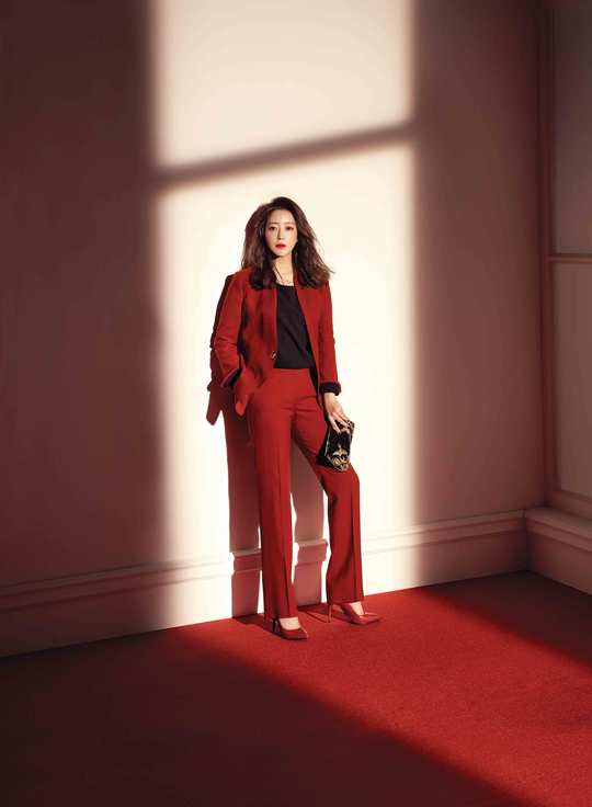 Kim Hee-sun showed off his extraordinary suit fitJoins, a womens wear brand developed in India, unveiled an 18FW season picture of actor Kim Hee-sun, who is working as a full-time model.Kim Hee-sun in the public picture has a classic yet modern look by wearing an intense red color set-up suit and a trendy check pattern suit with a feeling of autumn.Here, I completed a classy picture with a natural pose and alluring eyes.kim ye-eun