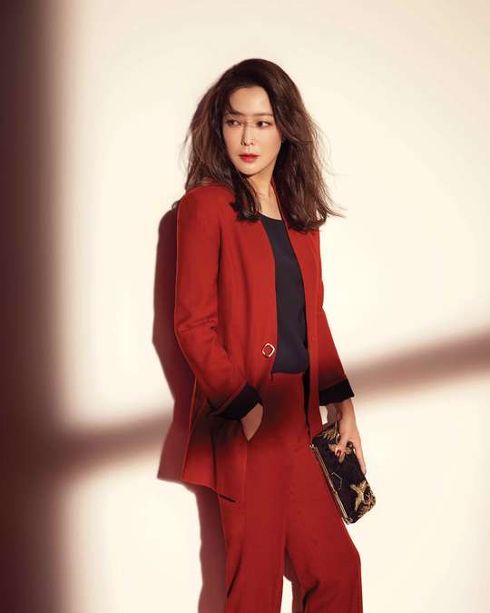 Kim Hee-sun showed off his extraordinary suit fitJoins, a womens wear brand developed in India, unveiled an 18FW season picture of actor Kim Hee-sun, who is working as a full-time model.Kim Hee-sun in the public picture has a classic yet modern look by wearing an intense red color set-up suit and a trendy check pattern suit with a feeling of autumn.Here, I completed a classy picture with a natural pose and alluring eyes.kim ye-eun