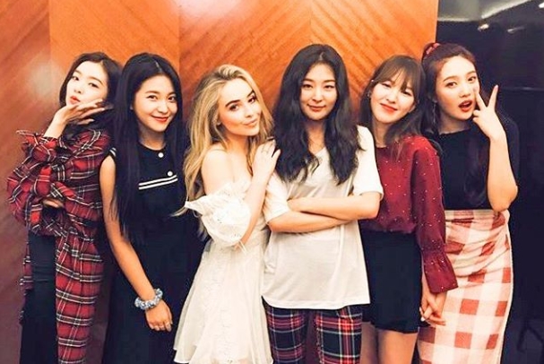 Group Red Velvet met with American singer and actor Sabrina Jennifer Carpenter.Red Velvets official Instagram posted a photo on August 29 with an article entitled Sabrina! Thank you so much for the surprise visit to the filming site and lets meet again.The picture shows Red Velvet members (Irene, Yeri, Sledge, Wendy, Joy) standing side by side with Sabrina Jennifer Carpenter.Six fresh visuals catch my eye.A glimpse of the cheerful scene atmosphere from the bright smiles of Red Velvet members, including Sabrina Jennifer Carpenter.Fans who encountered the photos responded such as Everyone is cute, I see this combination in a picture, Hull! Did you meet Sabrina?delay stock