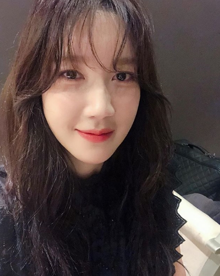 Lee Ji-ahs luscious selfie has been unveiled.On August 29, the official Instagram of BH Entertainment, the agency, said, This is the production presentation of Monk of the Day!Beautiful looks and photos of Lee Ji-ah actors waiting room selfie on the 10th.Inside the picture was a picture of Lee Ji-ah, who boasts a white Chapsal-tteok skin.Lee Ji-ahs beautiful look, which is not humiliating to close-up selfies, attracts attention.kim ye-eun