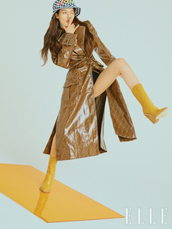 A confident pictorial of Singer Hyona has been released.The September issue of the fashion magazine Elle released a photo with Hyona, which showed Hyona unhappily showing off her fashion icon look.Hyuna showed off a variety of poses in body suits, glossy trench coats and intense color costumes.In particular, Hyuna showed his own feeling and performance in accordance with the music of the filming scene and completed a picture cut in a different atmosphere.In an interview with the photo shoot, Hyuna said, The more I know the stage, the harder it seems.I always feel that responsibility and shoulders are heavy, but I think that the place where I shine the most and the place I want is the stage. The fans who believe and support me become Motivation, said Hyuna, who tells the Engine of Youth to stand on stage.I cant take care of myself because Im sicker than I am, and I want to continue my relationship with my fans who can talk about it when Im older.