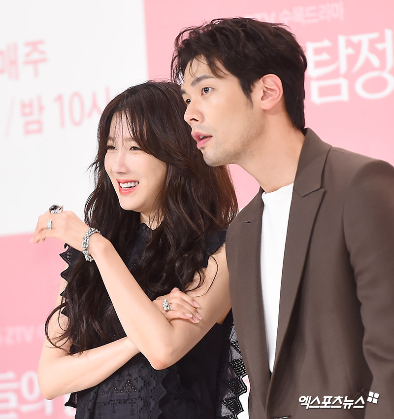 Lee Ji-ah and Choi Daniel, who attended the KBS Wednesday-Thursday evening drama Todays Detective production presentation held at Amoris Hall in Yeongdeungpo-dong, Seoul on the afternoon of the 29th, have photo time.