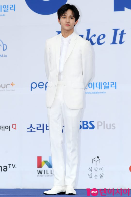 Singer Samuel attended the 2018 Soribada Best K Music Awards Blue Carpet Event at the Olympic Park Gymnastics Stadium in Seoul Songpa-gu on the afternoon of the 30th.The event was attended by BTS (BTS), Wanna One, TWICE, Red Velvet, New East W, AOA, Monster X, BOL4, Momo Land, Mamamu, NCT 127, 7SENSES, Singer Tae Jin-ah, Hong Jin-young, Iro and Gangnam District.