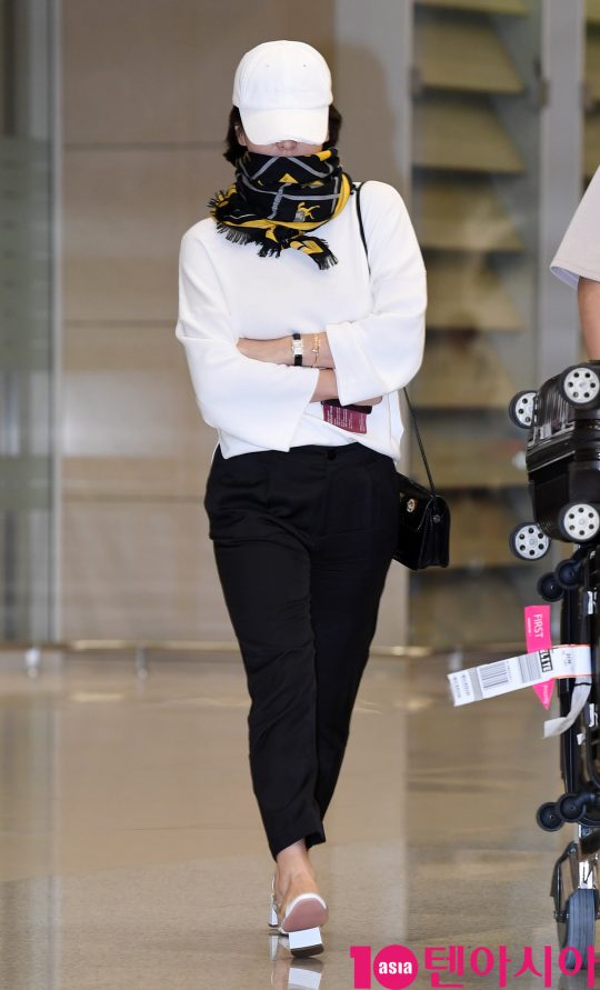Actor Song Hye-kyo is showing off airport fashion by entering Incheon International Airport after finishing a beauty brand Event in Hong Kong on the afternoon of the 30th.