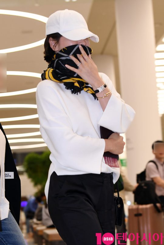 <p>Actor Song Hye - kyo finished Hong Kong s beauty brand Chugai Travel on 30th afternoon, arrived at Incheon International Airport, showing airport fashion.</p>