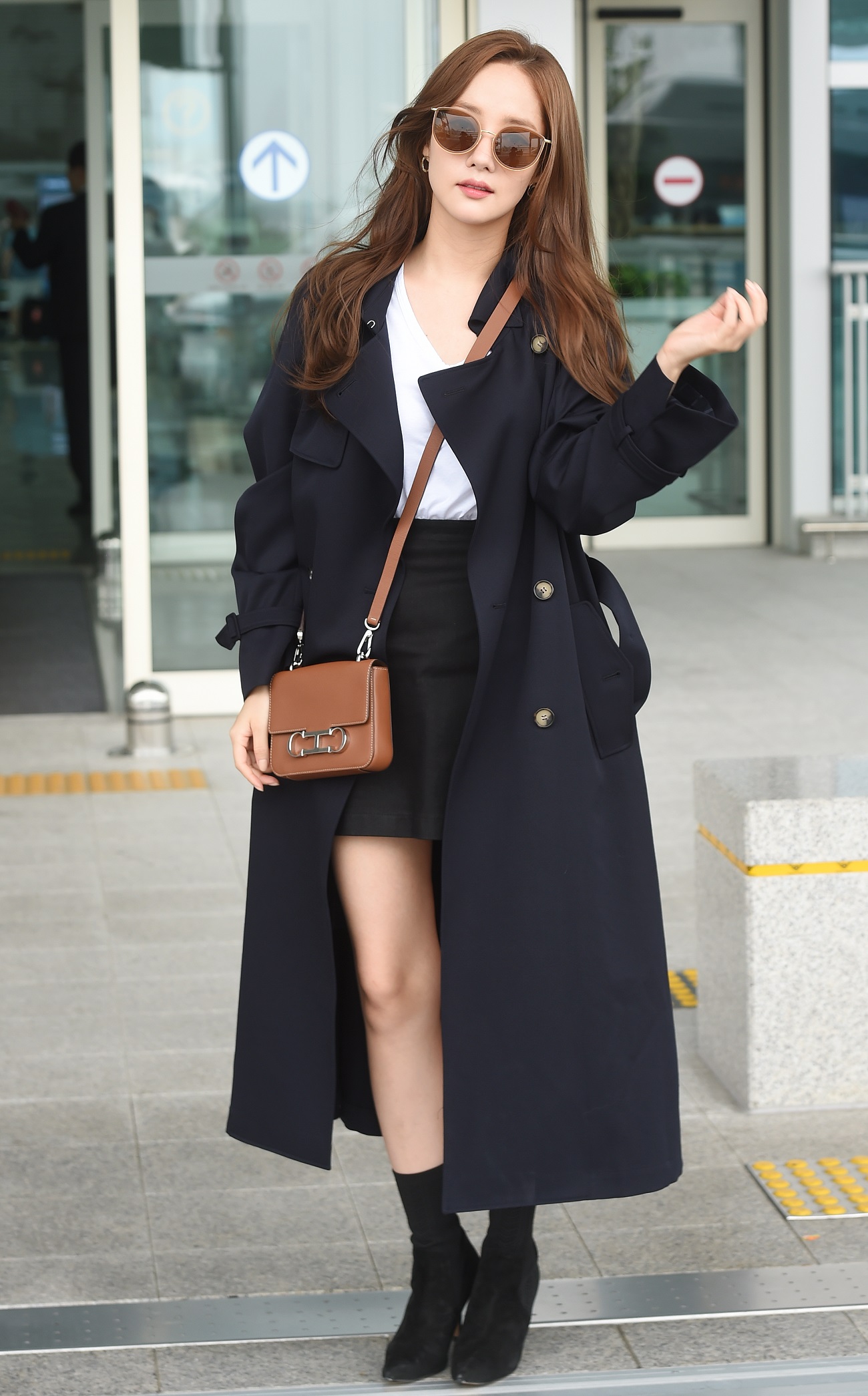Actor Park Min-young showed off his chic airport fashion.Park Min-young left the country on the afternoon of the 30th through Incheon International Airport, a Cosmopolitan photo shoot.He caught the attention of those who saw him as unique visuals and unchanging beauty at the departure scene.Park Min-young produced Lee Mi-yeon, which matches oversized trench coats, simple inners and black color mini skirts.Here, the modern brown color is finished with a shoulder bag and unique frame sunglasses to complete the sensible styling.On the other hand, Park Min-young has been loved by Kim Mi-so in the TVN drama Why is Kim Secretary doing that in July.