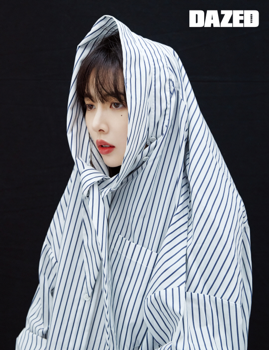 UK Licensed Fashion & Culture Magazine Daysed Korea 2018Through the September issue, we released a picture with Hyuna that can not be replaced by anything else.In this photo shoot, it showed a clear and clean image that completely reverses the image of existing Hyona represented by sexy, sick and girl crush.In this film, which was made with the concept of Hyuna is a complete Hyona in itself without having to wear makeup, wearing color glasses, and laughing, Hyuna continued to look calm in front of Camera with a pale face without makeup.On the other hand, I did not miss the aspect of fashionista who does not miss the unique natural and simple but unique stylish charm such as wearing a big shirt to the head or wearing various styles of eyewear.We love Hyona: The picture with a new Hyona, familiar and familiar, is Dazed Korea 2018You can meet in the September issue and at www.dazedkorea.com.