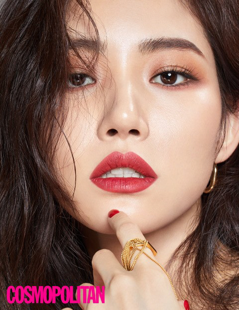 Goo Hara - Hwang Seung-eon - Claudia Kim is on a magazine photo shoot.In the final episode of JTBC4 My Professor and the Madman Beauty Diary (hereinafter referred to as Mamma View), which will be broadcast on the 30th (Thursday), 3MC Goo Hara, Hwang Seung-eon and Claudia Kim will be filming fashion magazine pictures in the coming fall.The three people propose autumn fashion and beauty trends one step ahead and reveal their personal color beauty items.As a last reply, I will show more beautiful tips and exciting content than ever.At the recent magazine shooting scene of the members of Mama View, the three people decided on the concept considering the style and trend that suit their tastes.Goo Hara is a Lip Addiction with a nude rose color, Hwang Seung-eon is a black smokey makeup with an intense feeling, and Claudia Kim is a chorus of personality charm with the concept of Funky Girl expressing glossy skin.In the group photo shoot, the three people showed the co-work that had been made in Mama View in the meantime.3MCs picture can be found in the September issue of Cosmopolitan and the official website.On the other hand, this broadcast will also introduce the Autumn New Year Beauty item, which 3MC Choices.Hwang Seung-eon will test eye shadows, Goo Hara will test blushers, and Claudia Kim, known as the famous Lip Duckhoo, will test various types of personal lipsticks directly.Goo Hara - Hwang Seung-eon - Claudia Kims photo shoot scene, which was a farewell to Mama View, can be found at JTBC4 My Professor and the Madman Beauty Diary broadcasted at 8:30 pm on the 30th (Thursday).It will be broadcast simultaneously through Naver V LIVE.