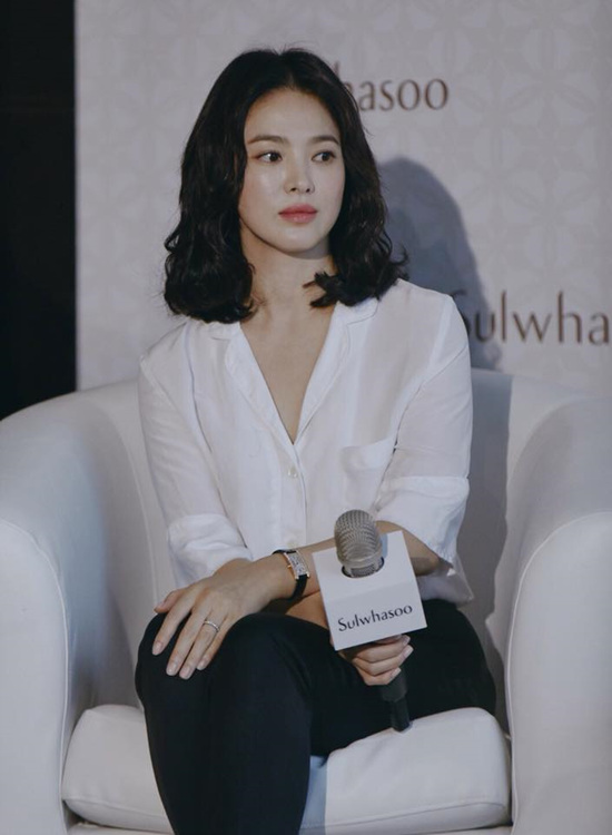 Actor Song Hye-kyo robs eyes with overwhelming beautySong Hye-kyo participated in a beauty brand event held at Hong Kong IFC Mall on the 29th.Hollywood stars Dakota Fanning, Hong KongActor Yoo Ga-ryeong, China Actor Zhang Zinlin, and Thai model pancakes.The lights were just a help. Song Hye-kyo tilted his face under the colorful lights, making her look more like a doll.The costume was the best. She was a pink square-neck one-piece, lovely. Finished with the same colored lipstick.In another photo, she digested a black & white look: a white blouse and black pants matched, showing a tea-daughter look; emanating an elegant and chic aura.Meanwhile, Song Hye-kyo is preparing for a CRT comeback: She plays her former tycoon daughter-in-law on tvNs Boyfriend; and will be working with Park Bo-gum on a melodrama.Boyfriend will be broadcast for the first time in November.