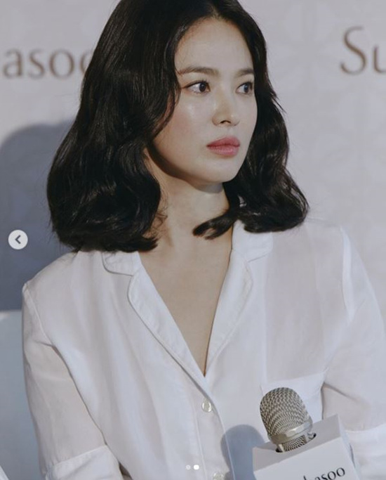 Actor Song Hye-kyo robs eyes with overwhelming beautySong Hye-kyo participated in a beauty brand event held at Hong Kong IFC Mall on the 29th.Hollywood stars Dakota Fanning, Hong KongActor Yoo Ga-ryeong, China Actor Zhang Zinlin, and Thai model pancakes.The lights were just a help. Song Hye-kyo tilted his face under the colorful lights, making her look more like a doll.The costume was the best. She was a pink square-neck one-piece, lovely. Finished with the same colored lipstick.In another photo, she digested a black & white look: a white blouse and black pants matched, showing a tea-daughter look; emanating an elegant and chic aura.Meanwhile, Song Hye-kyo is preparing for a CRT comeback: She plays her former tycoon daughter-in-law on tvNs Boyfriend; and will be working with Park Bo-gum on a melodrama.Boyfriend will be broadcast for the first time in November.