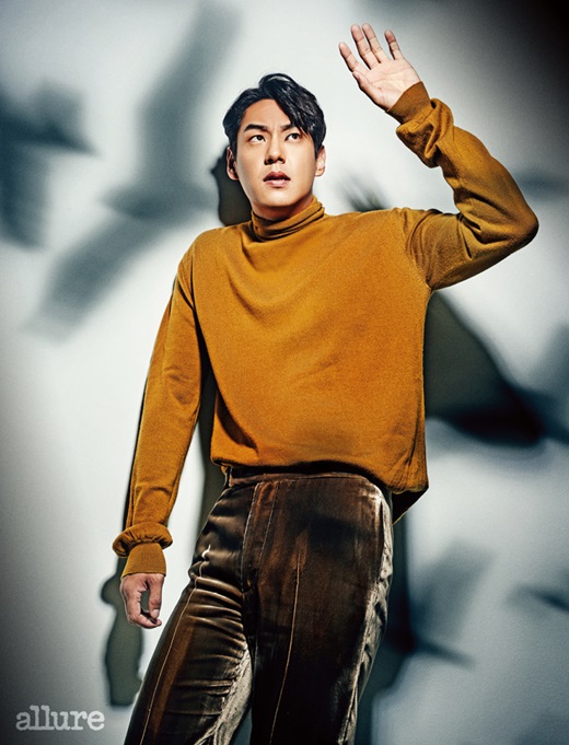 A different picture of Actor Kwak Si-yang has been released.A pictorial image of Kwak Si-yang was released on Thursday morning.Kwak Si-yang has been shooting pictures with Beauty & Lifestyle magazine Allure Korea as a humorous yet sensual concept, and has gained a variety of charms from the moment he appeared in the movie Witness to interviews from life style.Kwak Si-yang is currently in charge of the role of psychopath serial killer Heavenly Sovereign in the thriller movie witness and is receiving the attention of Chungmuro.It has increased 13kg and has succeeded in giving a different fear to the audience with the elaborate acting immersed in the character with a detailed investigation of the actual event.The movie witness is a life-friendly thriller that chases a murderer who killed a person in the middle of the part and the witness of the case in a friendly space after eye contact.In the meantime, this picture was based on the motif of the thrillers master Hitchcock movie and used the atmosphere and props.Kwak Si-yang in the public photos captures the attention of those who see the unique charm as it is.The first photo is staring at one place with the intense eyes of Feelings, who seem to be chasing the witness as if he was immersed in the Heavenly Sovereign station of the movie witness, causing curiosity about where his end of his gaze is.In other photos, Kwak Si-yang expresses the Feelings of the concept with the expression and gesture that seems to avoid someones gaze.As such, Kwak Si-yang is making a picture of The rainy season that makes him fall into the illusion of watching a movie.Despite the new attempts, the art director showed a greatness to raise the admiration that Feelings is, and he showed a professional appearance such as taking various poses according to the concept and checking the finished photos carefully.In an interview with the pictorial, Kwak Si-yang asked if the movie witness was a waiting work.I thought it would be fixed because I played a lot of unrequited love and straight-up roles in the melodrama. I wanted to have a chance to transform, but the scenario is the opposite of the role I have played.I also wanted to show you that I can do this, he said, telling his honest story about the work.In fact, it showed a charm of reversal with the story that it is good enough to share the dishes made by oneself.Meanwhile, Kwak Si-yang is communicating with the public by showing the changing appearance from the murderer to the police with the movie witness and entertainment sea.In particular, the movie Witness is currently being praised for breaking the break-even point for the second time in Korean films, such as With God, and Kwak Si-yang is expected to continue his trend through his films.Kwak Si-yangs various charms of pictorials and interviews can be found in the September issue of Beauty & Lifestyle magazine Allure Korea.
