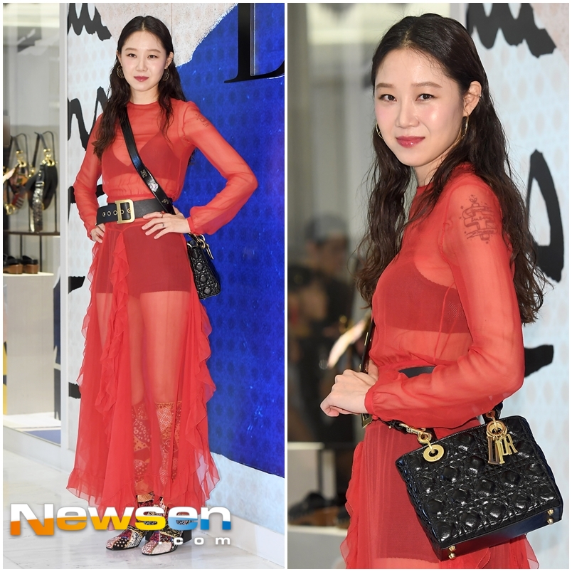 Dior 2018 - 2019 Autumn - Winter Collection Lotte Mart Pop-up Store Opening Photo Wall was held at Dior Boutique on the first floor of Lotte World Tower in Lotte Mart Department Store, Songpa-gu, Seoul on the afternoon of August 29th.On this day, Gong Hyo-jin showed Fascinational RED See through fashion.Jung Yoo-jin