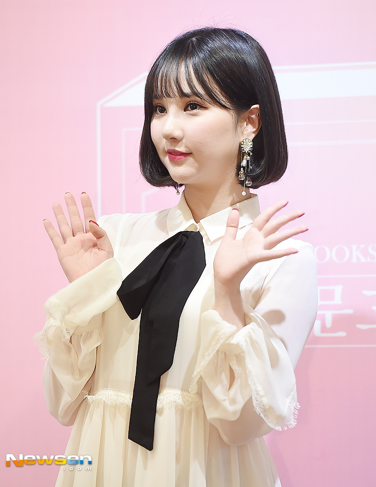 KBS and mobile content maker Momokons joint planning web entertainment Momomungo production presentation was held at the Synthetic Deer Life Cafe in Mapo-gu, Seoul on August 30th.GFriend Eunha poses for hand greetings on the day.On the other hand, Momo Mungo is a web humanities and arts ability that reads the culture books that Idol has integrated into the mother generation (mobile generation) who does not know the book. It will be serviced at 5 pm on August 30 through other major platforms such as KBS Digital Platform and Naver.You Yong-ju