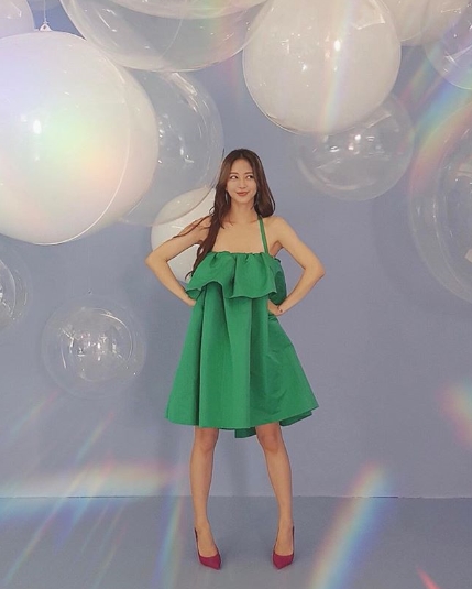 Han Ye-seul reveals a lovely recent situationActor Han Ye-seul posted an article and a photo on his SNS on August 30th, I posted it again.In the photo, Han Ye-seul is wearing a green one-piece and looks lovely. Han Ye-seuls flawless visuals, which even if it is a doll, steal his gaze.Kim yae-eun