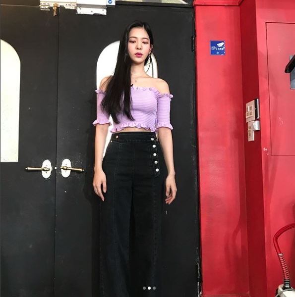 Singer Jang Jae-in showed off her watery beauty.Jang Jae-in posted several photos on her Instagram account on August 30.The picture shows Jang Jae-in, who is arranging Hair; Jang Jae-ins white-green skin and high nose catch the eye.In another photo, the slender shoulder line and the volume-conscious body also attract Eye-catching.The fans who responded to the photos responded, My sister is so beautiful, Goddess!, Thank you if you are so beautiful.delay stock