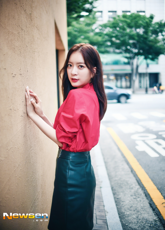 Ah Young (formerly a member of Dal Shabet), who starred in KBS 2TV TV novel Wave wave on the afternoon of August 30, is interviewing and filming at Nonhyun-dong Studio in Gangnam-gu, Seoul.It is a human growth family drama that becomes Now Now On My Way to Meet You war and the woman who lost all her property and her family live firmly without giving up to all the hardships of life that are pushed like waves, and realizes dreams and restores family love.Lee Jaeha