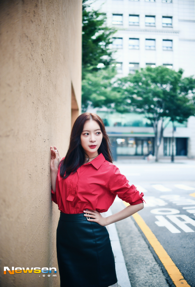 Ah Young (formerly a member of Dal Shabet), who starred in KBS 2TV TV novel Wave wave on the afternoon of August 30, is interviewing and filming at Nonhyun-dong Studio in Gangnam-gu, Seoul.It is a human growth family drama that becomes Now Now On My Way to Meet You war and the woman who lost all her property and her family live firmly without giving up to all the hardships of life that are pushed like waves, and realizes dreams and restores family love.Lee Jaeha