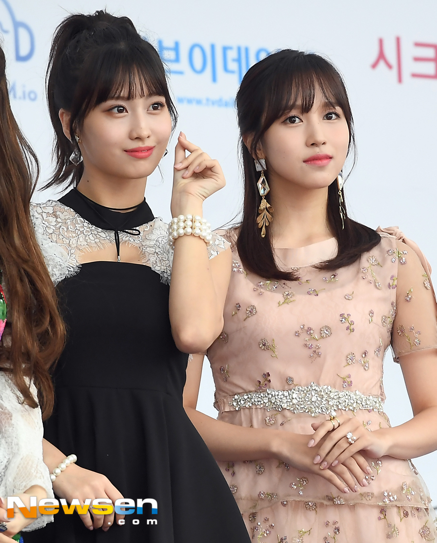 The 2018 Soribada Best K Music Awards (2018 SORIBADA BEST K-MUSIC AWARDS, hereinafter 2018 SOBA) red carpet was held at the Olympic Park Gymnastics Stadium in Songpa-gu, Seoul on the afternoon of August 30.TWICE (Nayeon, Jingyeon, MOMO, Sana, Jihyo, Mina, Dahyeon, Chae Young and Tsuwi) attended the ceremony.The 2018 SOBA Awards will feature BTS, Wanna One, TWICE, Red Velvet, New East W, AOA, Monster X, BOL4, MOMO Land, Mamamu, NCT127, Tae Jin-ah, Hong Jin-young, Cheongha and Seo In-young.Jung Yoo-jin