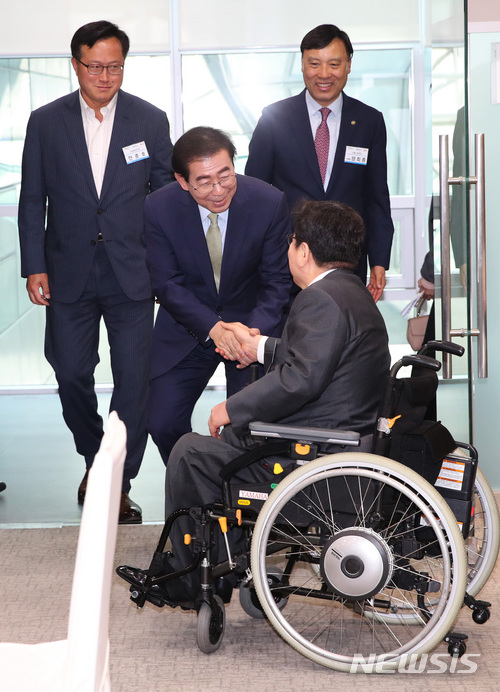 【서울=뉴시스】김선웅 기자 = 11일 오후 서울 중구 서울시청에서 열린 '평창올림픽·패럴림픽 서울시선수단 격려 오찬 행사'에서 박원순 서울시장이 박은수 서울시 장애인체육회 부회장과 인사를 하고 있다. 2018.05.11.  mangusta@newsis.com