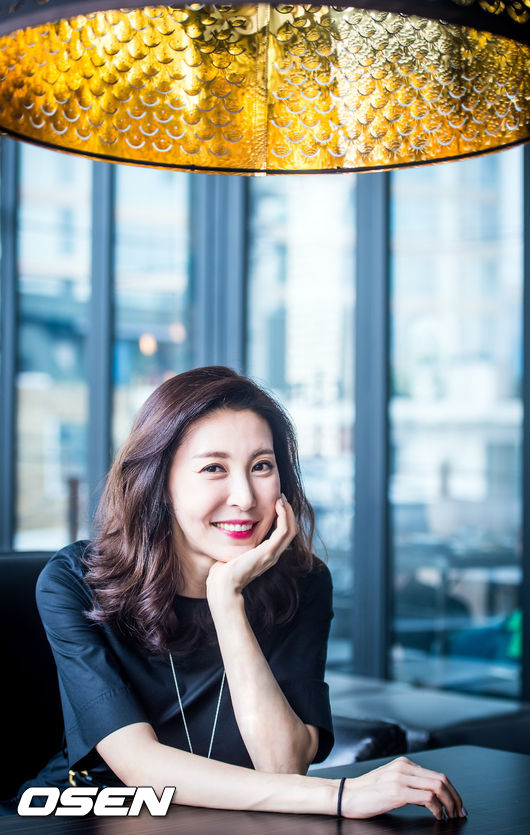 Actor Sung Hyun-ah broke the gap of 7 years and backed up Come and successfully finished KBS2 TV novel Padoya Padoya.The final episode will air on the 31st, but it ended all shooting last week. The first role in this drama is the first Punsu character.There were some difficulties, but the scene that came back after a long time was surprisingly comfortable. Once again, I felt smoke is my vocation.Sung Hyun-ah said in a recent interview with the company: Its not that there has been no proposal for the last seven years.I received a love call, but when I decided to start work again, PD Padoya Padoya contacted me.Unlike the characters that have been stubborn so far, I was curious because I proposed the characters I did not try, and I wanted to experience it widely.It was also good to be a SBS weekday drama that could be easily approached by viewers. Asked what was it like to be back in seven years, I was not nervous or burdened. The most different part was that I became an elder.(Laughing) Of course, there were teachers and seniors, but most of the staff were younger than me. At some point I was a senior.For Sung Hyun-ah, Padoya Padoya was a kind of challenge.He won the US at the 38th Miss Korea Selection Contest in 1994 and boasted a prominent appearance with a height of 171cm.He made his debut in the entertainment industry through KBS2 youth drama Love greetings, and he was mainly a professional character such as a doctor in a cold,It is quite different from the honest, smiling, and hairy real appearance.Sung Hyun-ah said, I had a desire for a new character. I wanted to play it, but it seemed fun.I can not say that I met 100%, but the side like a puffy and puffy was different. But it was hard while acting.Fortunately, I was comfortable with my daughter who appeared as a daughter. I practiced a lot and it was helpful because I was a hard friend. When Mr. Ban Hyo-jung is older, he told me that there will be more opportunities.I hope that it will be an opportunity to break the prejudice for those who thought that Sung Hyun-ah will not play this role.Sung Hyun-ah, who had taken a real-time comment after Come back, said, In the first half, there was a reputation that it did not seem to fit, but it seemed almost disappeared in the second half.When the drama was over, PD said, I wanted to tell you a variety of stories, but I was sorry that I could not allow time.I think it was very helpful. I am also. When asked to self-reflect his performance, he was embarrassed: The PD gave me a good look, but it was not easy to shoot the ambassador like a chatterer.Fortunately, I got a voice tone, but the drama was over. I did not play well, Sung Hyun-ah said, but I tried to be a mother with a real child as much as my heart.In the past, I did not know my motherhood feelings and I imagined it, but now I have a son, so I will be working as a mindset to look at my child at the bottom.  (Interview 2)