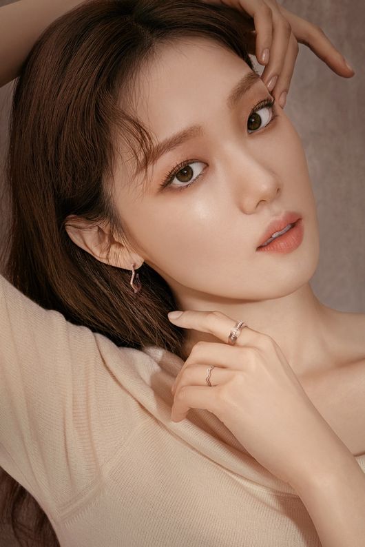 Actor Lee Sung-kyungs autumn sensibility is outstanding.Lee Sung-kyung, who was released on the 30th, completed the romantic mood by matching the off-shoulder of nude tone with elegant Jewelry.Her deepened eyes blended with the light sunshine to create a fascination atmosphere.In another picture released along with this, Lee Sung-kyungs unique mysterious charm was found.Emphasizing femininity with see-through blouses and wave hair, Lee Sung-kyung further accentuated Jewelry in the luxurious detail.Meanwhile, Lee Sung-kyung is concentrating on filming the movie Girl Cops.ERGHE