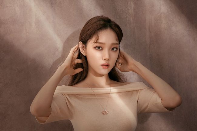 Actor Lee Sung-kyungs autumn sensibility is outstanding.Lee Sung-kyung, who was released on the 30th, completed the romantic mood by matching the off-shoulder of nude tone with elegant Jewelry.Her deepened eyes blended with the light sunshine to create a fascination atmosphere.In another picture released along with this, Lee Sung-kyungs unique mysterious charm was found.Emphasizing femininity with see-through blouses and wave hair, Lee Sung-kyung further accentuated Jewelry in the luxurious detail.Meanwhile, Lee Sung-kyung is concentrating on filming the movie Girl Cops.ERGHE