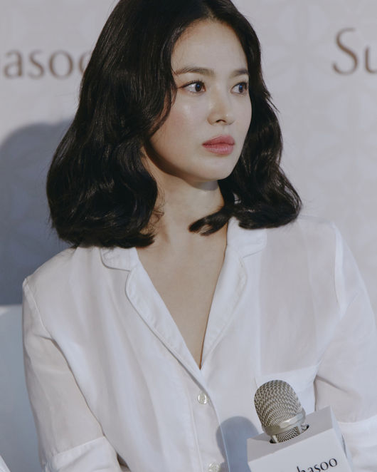 Actor Song Hye-kyo reveals secrets to skin careAccording to reports of China media poetry and entertainment on the 30th, Song Hye-kyo attended a beauty brand event held in Hong Kong on the 29th and received a hot cheer from fans.Song Hye-kyo, who met with the China reporters before the event, matched the white blouse and black pants to create a clean and elegant atmosphere.He visited Hong Kong again in three months and said, I am glad to find Hong Kong again so soon.Song Hye-kyo, who boasts beautiful beauty and transparent skin, said, I try not to make makeup at free time, he said. I try to make minimal makeup when I meet my friends in private.I ate all before I was 30 years old in terms of lifestyle, but after 30 years of age, I started to control it, he said.When I run every day, do yoga regularly, or when the weather is good, I take a walk at the public near my home, he said.Meanwhile, Song Hye-kyo appears on TVNs new tree Drama Boyfriend and works with Park Bo-gum.Men Friend is a daughter of a politician, and is a daughter of a politician, and is a daughter-in-law, an ex-chaebolist who has not lived his life for a moment, and a drama that tells the story of a beautiful and sad fateful love that has become a blessing that shakes each others lives. Here.Its scheduled to air on Nov.Song Hye-kyo Instagram
