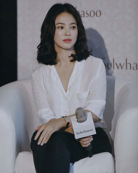 Actor Song Hye-kyo reveals secrets to skin careAccording to reports of China media poetry and entertainment on the 30th, Song Hye-kyo attended a beauty brand event held in Hong Kong on the 29th and received a hot cheer from fans.Song Hye-kyo, who met with the China reporters before the event, matched the white blouse and black pants to create a clean and elegant atmosphere.He visited Hong Kong again in three months and said, I am glad to find Hong Kong again so soon.Song Hye-kyo, who boasts beautiful beauty and transparent skin, said, I try not to make makeup at free time, he said. I try to make minimal makeup when I meet my friends in private.I ate all before I was 30 years old in terms of lifestyle, but after 30 years of age, I started to control it, he said.When I run every day, do yoga regularly, or when the weather is good, I take a walk at the public near my home, he said.Meanwhile, Song Hye-kyo appears on TVNs new tree Drama Boyfriend and works with Park Bo-gum.Men Friend is a daughter of a politician, and is a daughter of a politician, and is a daughter-in-law, an ex-chaebolist who has not lived his life for a moment, and a drama that tells the story of a beautiful and sad fateful love that has become a blessing that shakes each others lives. Here.Its scheduled to air on Nov.Song Hye-kyo Instagram