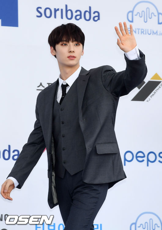 The 2018 Soribada Best K Music Awards (2018 SORIBADA BEST K-MUSIC AWARDS) Blue carpet Event was held at the Olympic Park Gymnastics Stadium in Songpa-gu, Seoul on the afternoon of the 30th.Wanna One Hwang Min-hyun poses on the Blue carpet.