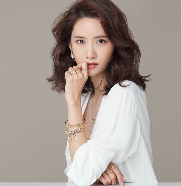 <p>Girls Generation Im Yoon-ah was chosen Kingdom of Denmark jewelry brand model.</p><p>On the brand side 30th, I have appointed Im Yoon-ah as a brand model covering all the high-end and positive images, released the photo album. Im Yoon-ah in the gravure diverged the elegant charm.</p><p>A brand official said, I hope that the bright and feminine image of Im Yoon-ah is harmonized very well with the mood pursued by the brand and it will be a good synergistic effect for each other.</p><p>Im Yoon-ah is a girl group Girls Generation member, as well as an actor and gaining popularity. Recently, the film Exit appearance and September 5th Girls Generation-Oh! He continues active activities such as announcing single Lil Touch of GG (Girls Generation O! Supported) announcing news.</p><p>Photo | Pandora</p>