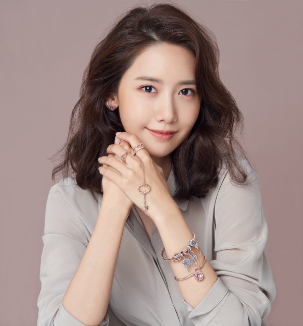 Girls Generation Im Yoon-ah was selected as the Model of the Kingdom of Denmark jewelery brand.The brand announced on the 30th that Im Yoon-ah, which encompasses all of the high-end and positive images, was used as a brand model.Im Yoon-ah in the picture emanated an elegant charm.We expect that the bright and feminine image of Im Yoon-ah will be a good synergy for each other by blending very well with the mood that the brand pursues, said a brand official.Im Yoon-ah is popular as an actor as well as a member of the girl group Girls Generation.He has been actively performing with the recent appearance of the movie Exit and the announcement of the single Lil Touch of Girls Generation-Oh!GG (Girls Generation Oh! Jiji on September 5th.PhotosPandora