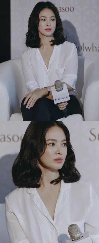 Actor Song Hye-kyo showed off the stars dazzling beautySong Hye-kyo posted several photos on the 29th without any comment.The photo shows Song Hye-kyo attending Hong Kong event of cosmetics brand which is modeled on.In the photo, Song Hye-kyo showed a sophisticated look by matching white blouse and black slacks without colorful accessories.Song Hye-kyo created a sexy and urban atmosphere with a single-haired hairstyle with a thick wave around the base of the head.Song Hye-kyo showed off her perfect goddess beauty with a bleary, immaculate skin, neat eyes and a sharp nose.Song Hye-kyos pure and alluring atmosphere is admirable.The most brilliant thing in the picture is her fourth finger.Without any other accessories, The Wedding Ring, neatly shining from the fourth finger, awakens the honeymoon with Song Joong-ki.The fans who saw this are real over-the-wall, incredible beauty, Song Hye-kyo seems to be getting more and more beautiful. I like Song Song couple and My appearance is overseas topic.I think I have a goddess, and I am so beautiful that I can not attach a modifier. I support the upcoming drama. Meanwhile, Song Hye-kyo has been happy since marrying Actor Song Joong-ki in October last year.In November, he will return to the small screen with TVNs Drama Friend (playplayed by Yoo Young-ah and directed by Park Shin-woo).In particular, Song Hye-kyo is going to be in close contact with Actor Park Bo-gum, which her husband Song Joong-ki cares about, in Drama Boyfriend.Photo  Song Hye-kyo SNS