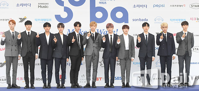 2018 Soribada Best Kei Music Awards (2018 SORIBADA BEST K-MUSIC AWARDS, hereinafter 2018 SOBA) will be held at the Olympic Park Gymnastics Stadium in Songpa-gu, Seoul at 6:25 pm on the 30th.Wanna One is posing at the Blue Carpet Event, which was held before the ceremony.2018 SOBA includes idol groups such as BTS, Wanna One, Twice, Red Velvet, New East W, AOA, Monster X, Momoland, Mamamu, NCT 127, YDPP, U & B, Hyungseop X Uung, Stray Kids, The Boys, Eyes, Nature, Nam District, Hong Jin Young, Seo Hae Yoon, Wheesung, Seo In Young, Seo Jay, Cheongha, Samuel, Jeong Seunun, BOL4, Gilgu Bonggu and others attend the spectacular stage.Seven Senses, a unit of SNH48, a popular girl group in China, will attend.The awards ceremony will be broadcast live on KeibleTV SBS funE, SBS MTV and CelebTV (online); it can also be viewed overseas, including Brazil RedeTV (REDE TV).2018 Soribada Best Kei Music Awards
