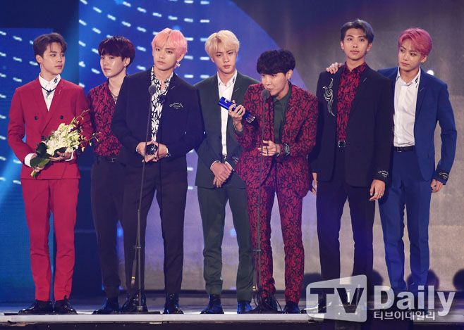 In the 2018 Soribada Awards, the group BTS (RM Jin Sugar Jay Hop Ji Min-bu Jungguk) became the main character of the target.The 2018 Soribada Best K Music Awards (2018 SORIBADA BEST K-MUSIC AWARDS, hereinafter 2018 Soribada Awards) was held at the Olympic Park Gymnastics Stadium in Bangi-dong, Songpa District, Seoul on the evening of the 30th.The 2018 Soribada Awards was broadcast live on cable TV SBS funE, SBS MTV and CeluvTV, with broadcasters Han Seok-joon and singer Son Dam-bi taking MC.On this day, BTS won the Shinhan Ryu World Social Artist Award and the Grand Prize, and set a record of three gold medals.BTS followed the title song DNA from Love Yourself Snap Hear released by BTS last September, followed by Love Yourself Former Tear released in May this year, Fake Love (FAKE LOVE) I was loved by the former World for a year.Die Ai is the first song in BTS music video to surpass 300 million views, and it was also the song that BTS made its United States of America debut at the American Music Awards (AMAs) last November.Fake Love (FAKE LOVE) recorded 1,751,117 cumulative sales on the album charts in the first half of 2018 based on the release Gaon chart, and recorded a daily record, reaching number one on the Billboard 200 and number 10 on the Hot 100 charts in the first week of the albums release.BTS recently proved its popularity by mobilizing 92,000 fans between the two days at the Love Your Self concert held at the main stadium of Jamsil Sports Complex in Jamsil-dong, Songpa District, Seoul.From September, the company will continue to perform 33 world tours in 16 cities including United States of America New York City Field, North America, Europe and Japan.RM, who came to the stage for the award, was fortunate that this is the venue where we wanted to perform once before we retired the singer.RM said, Three years ago, I was able to perform solo performances at this venue and to perform at the main stadium following Goche Dome.All of them are thanks to the fans, he said. Those who made the seven boys special that were not special are the ones watching this awards ceremony. RM also added, I am grateful to all the fans in World.Finally, the members turned around and shouted I love you to impress the fans.The 2018 Soribada Awards, the first music awards ceremony in the second half of this year, is a music festival that will create a wave of cheers and communication between the Choi Jeong Award The Artists and former World people beyond the simple awards ceremony with the slogan Make It Wave.It was held twice this year as a song awards ceremony hosted by Soribada and produced by YJ Partners, the largest Korean agency.Professional committee members for the selection of the winners were singer Jung Won-kwan, composer Choi Young-ho, singer Baek Mi-hyun, THE M plastic surgeon Yu Won-min, Dr. Park Young-chae, and entertainment lawyer Cho Ho-kyung.Actor Oh Yeon-seo Lee Ji-hoon Lee Seo-young Shin Hyun-soo Jungga Eun Son Yeon-eun Go Sung-hee Seo Ji-seok Han Young Onjuwan Ham Eun-jung Jung Dabin, announcer Choi Hee and boy farmer Han Tae-woong.At the 2018 Soribada Awards, Choi Jing Award The Artists representing Kpop will participate in the show.It is also expected to translate into multinational languages ​​in nine countries including English, Chinese and Russian, and raise the interest of global fans who love Kpop to the highest level.