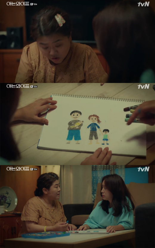 Han Ji-min, a knowing wife, was surprised by Lee Jung-euns painting.In the 10th episode of the TVN tree Drama Knowing Wife (played by Yang Hee-seung and directed by Lee Sang-yeop), which aired on the 30th, Woojin (Han Ji-min), who was watching her mother who was falling into drawing, was surprised by her mothers painting.Woojins mother drew hard with crayon, and his paintings were of four family members, and his daughter Woojin said, What is this?Youre a fool, youre a car-room, and kids, said Woojin, who seemed to be curiously surprised, Im not even good at novels, so now Im drawing pictures.
