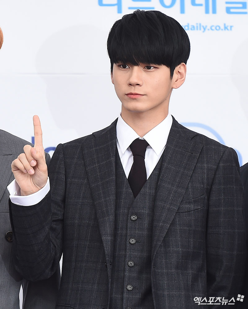 Wanna One Onong-woo poses at the 2018 Soribada Best K Music Awards Blue Carpet Event held at the Olympic Park Gymnastics Stadium in Seoul, Bangi-dong, on the afternoon of the 30th.
