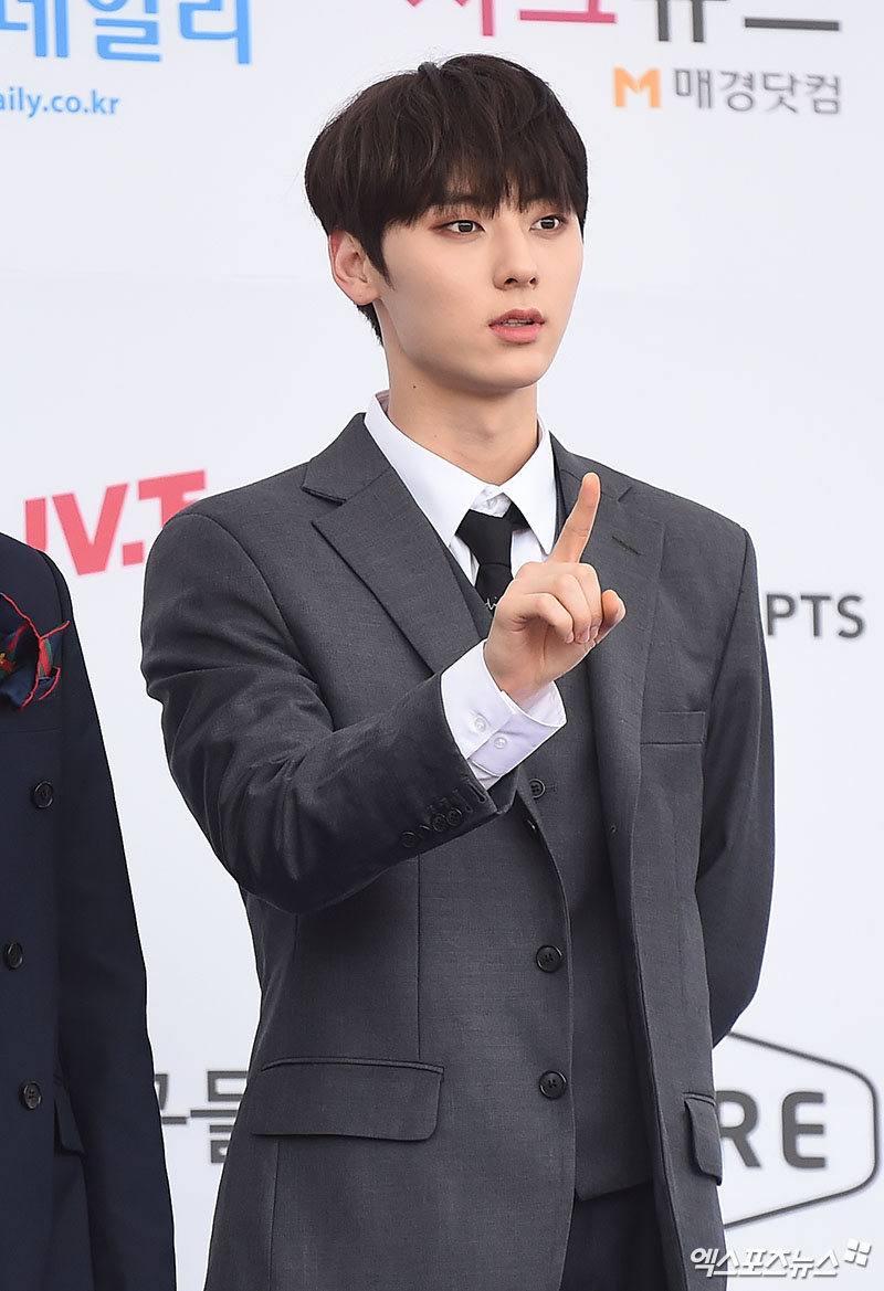 Wanna One Hwang Min-hyun, who attended the 2018 Soribada Best K Music Awards blue carpet Event held at the Olympic Park Gymnastics Stadium in Bangi-dong, Seoul on the afternoon of the 30th, is posing.