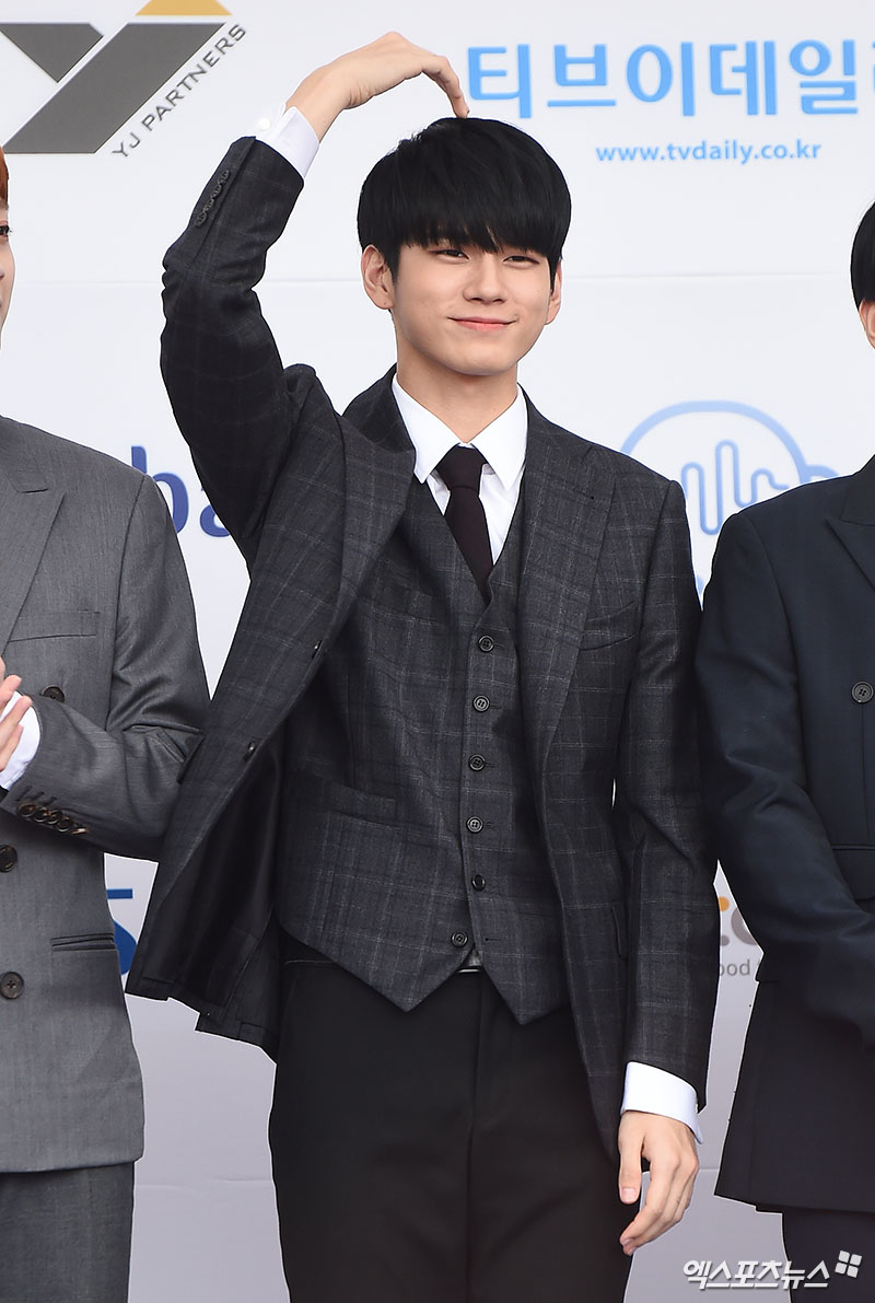 Wanna One Onong-woo poses at the 2018 Soribada Best K Music Awards Blue Carpet Event held at the Olympic Park Gymnastics Stadium in Bangi-dong, Seoul on the afternoon of the 30th.