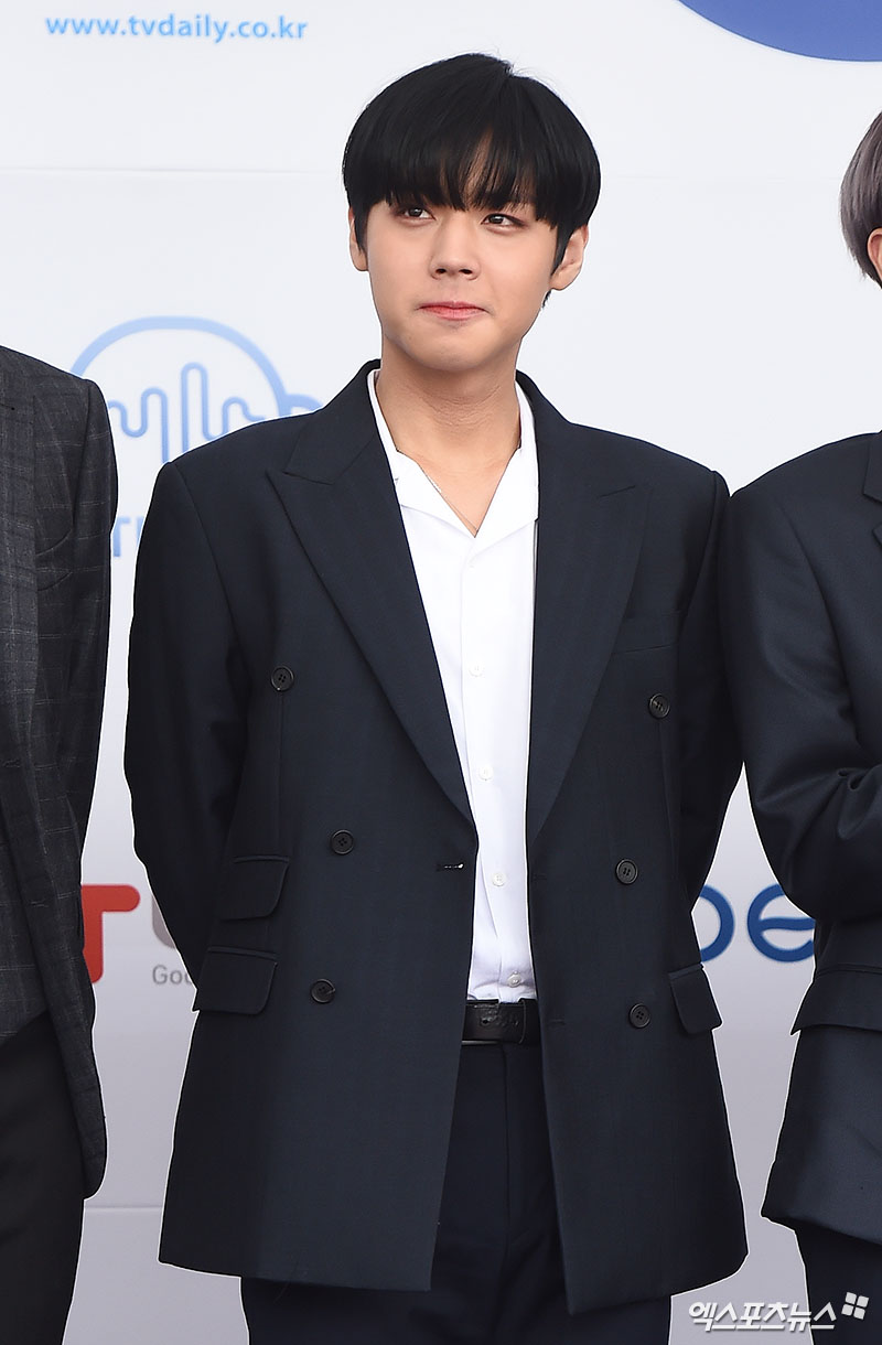 Wanna One Park Jihoon, who attended the 2018 Soribada Best K Music Awards blue carpet Event held at the Olympic Park Gymnastics Stadium in Bangi-dong, Seoul on the afternoon of the 30th, is posing.