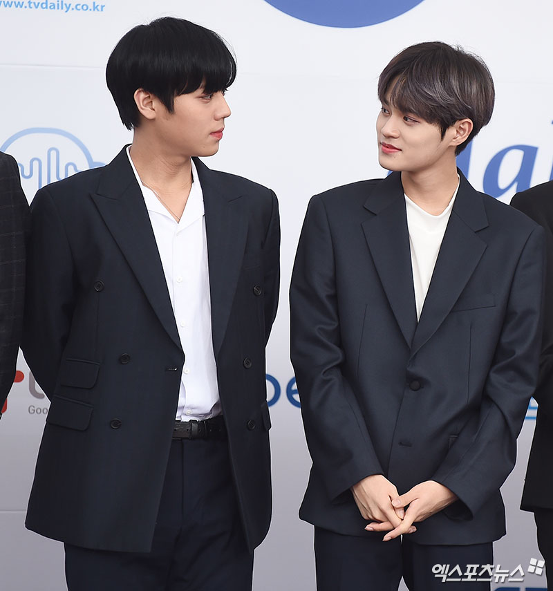 Wanna One Park Jihoon and Lee Dae-hwi pose at the 2018 Soribada Best K Music Awards blue carpet Event held at the Olympic Park Gymnastics Stadium in Bangi-dong, Seoul on the afternoon of the 30th.