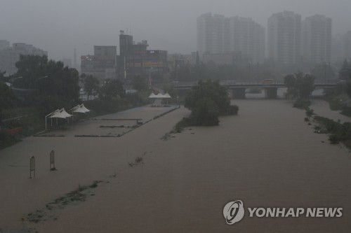 호우경보 내린 의정부 (의정부=연합뉴스) 임병식 기자 = 29일 오후 호우경보가 내린 경기도 의정부시에서 부용천 물이 불어나고 있다. 2018.8.29 andphotodo@yna.co.kr (끝)