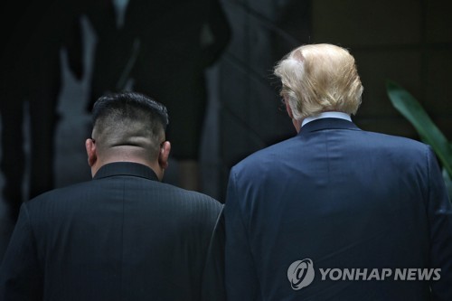 어깨를 나란히 맞대고 걸어가는 김정은·트럼프 [AP=연합뉴스 자료사진]