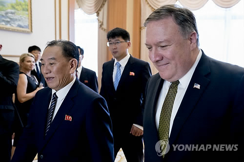 백화원영빈관서 오찬장 향하는 폼페이오와 김영철 (평양 AP=연합뉴스) 마이크 폼페이오 미국 국무장관(오른쪽)과 김영철 북한 노동당 부위원장 겸 통일전선부장(왼쪽)이 북미 고위급 회담 이틀째인 7일(현지시간) 북한 평양에 있는 백화원 영빈관에서 오찬을 하기 위해 나란히 이동하고 있다. lkm@yna.co.kr (끝)