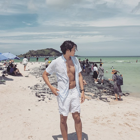 Singer Eddie Kim flaunts dazzling upper body muscleEddie Kim posted a picture on his SNS on the 31st with an article entitled What is it for a while?Eddie Kim in the picture stands in the background of what appears to be the Jeju Island Cooperative Beach.Eddie Kim is radiating a solid upper man force through a thin shirt.Eddie Kim has been performing various activities such as announcing War in April and appearing on Mnet The Call.