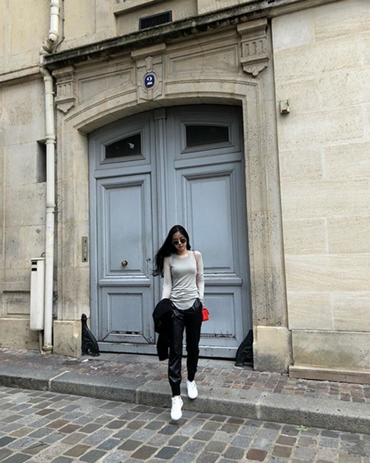 Son Na-eun shows off his eighth-class figureSon Na-eun released a picture on his Instagram account on Thursday.Inside the photo, Son Na-eun captured on the streetside of Paris, France.Son Na-eun pulled an Eye-catching with a perfect eighth-class body line.Meanwhile, Apink, which Son Na-eun belongs to, is in the 2018 Apink Asia Tour.